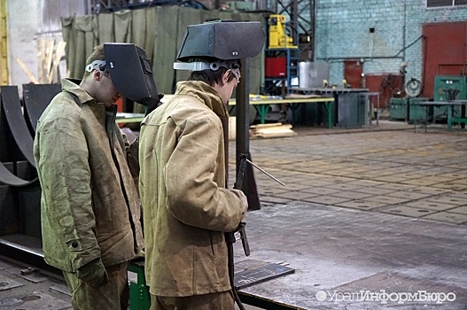 Свердловские заводы привлекают рабочих зарплатами от 100 тысяч рублей