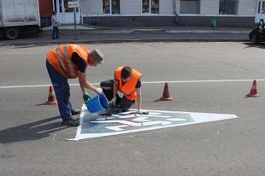 В Новокузнецке на дороги начали наносить пластиковую разметку