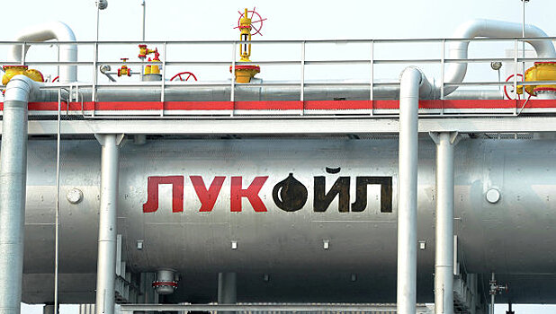 В Коми произошла утечка нефти из трубопровода "Лукойла"