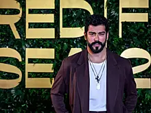 40-летний актер Бурак Озчивит умилил снимком с младшим сыном, играющим в гольф