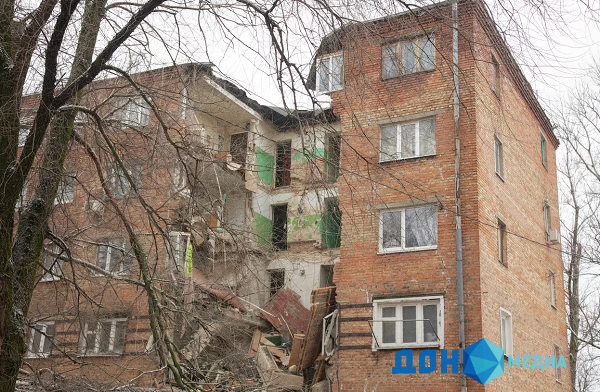 После «штурма жителей»: в доме на Нариманова заварили окна и обнесли его высоким забором