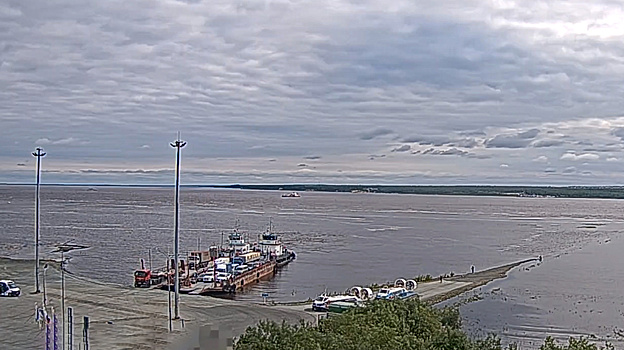 Переправа между Салехардом и Лабытнанги перешла в ограниченный режим работы