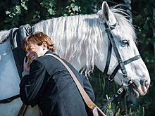 Появились новые фото с Александром Петровым на съёмках в Рязанской области