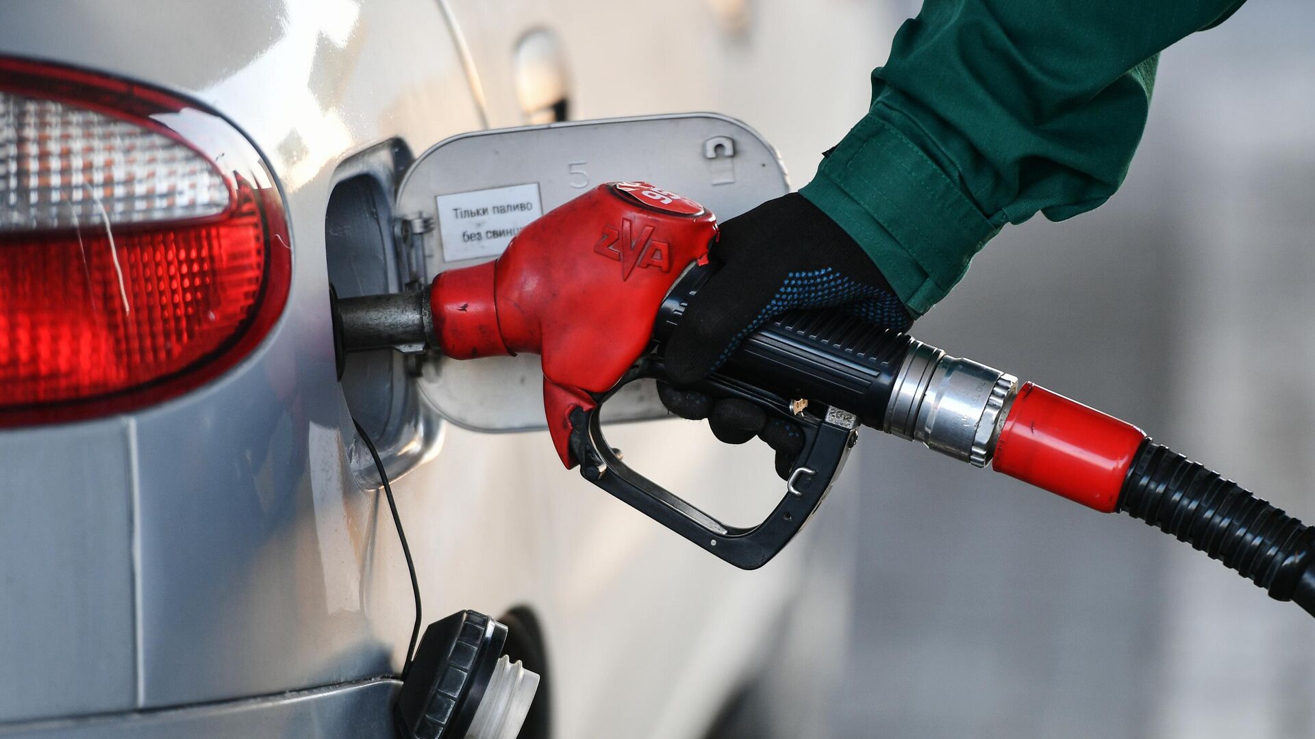 Стоимость бензина в РФ за неделю выросла на одну копейку
