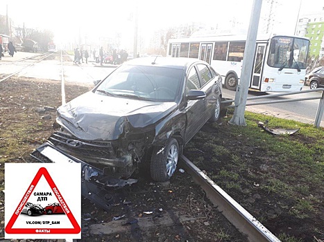 В Самаре Lada Vesta снесла ограждение и оказалась на трамвайных путях после столкновения с Hyundai