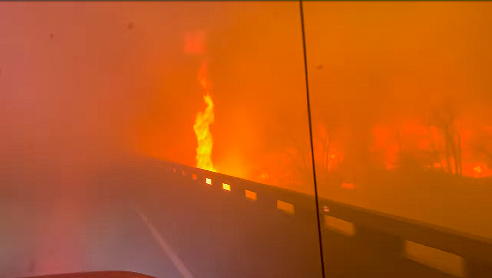 Один из природных пожаров в Техасе подобрался вплотную к шоссе