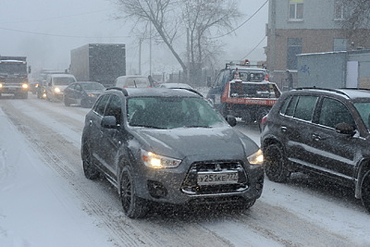 Госавтоинспекция Москвы призвала водителей и пешеходов к аккуратности из‑за снега