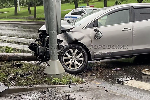 В Москве на видео сняли последствия жесткого столкновения Mazda со столбом
