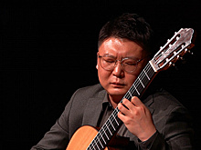 От барокко до романтизма: в Московском международном Доме музыке выступил гитарист-виртуоз из Китая