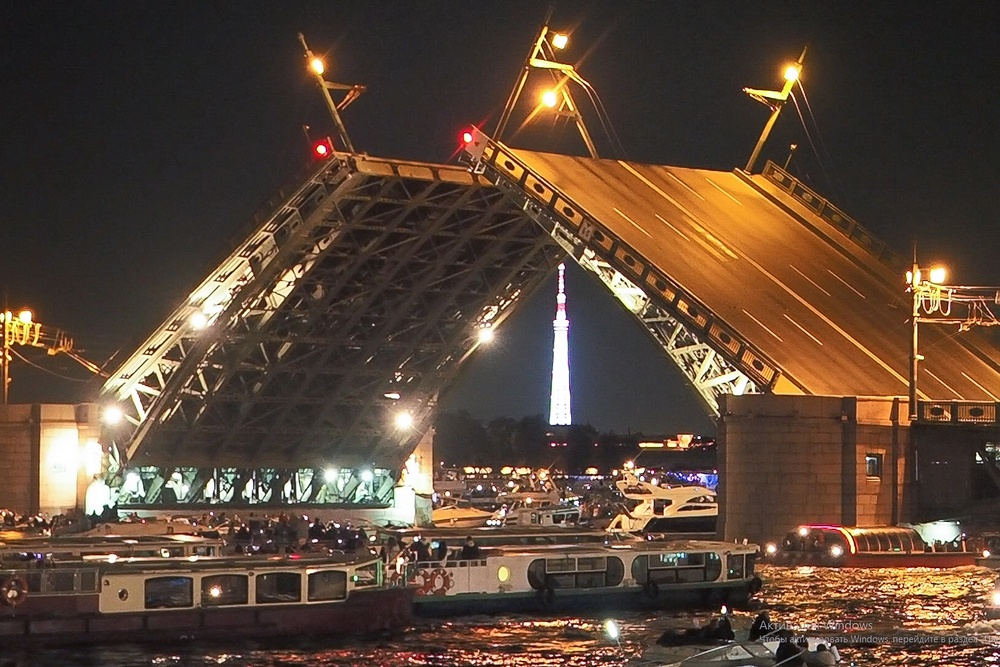 В Петербурге начался сезон разведенных мостов