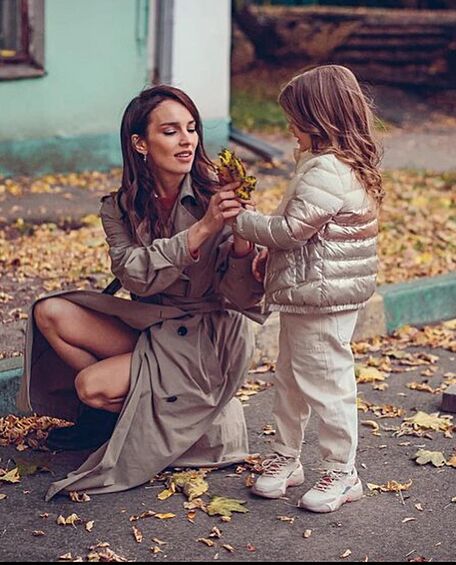 В 2015 году Юлия стала мамой. Однако актриса не раскрывает имя отца своей дочери Серафимы.  