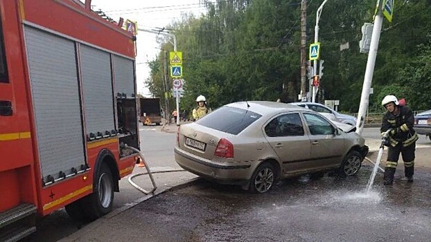 На Дружбе «Шкода» после столкновения с «семеркой» вылетела на тротуар и протаранила столб