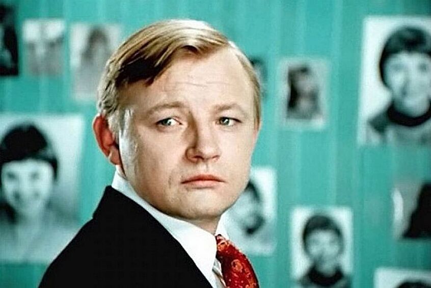 Михаил Кононов. Последние свои годы тоже провел в безвестности и бедности – с деньгами у некогда звезды отечественного кино было настолько плохо, что ему пришлось продать квартиру в Москве и перебраться в жилье на окраине. 