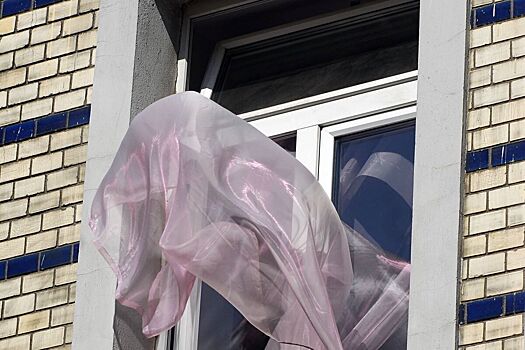 Подросток выпал из окна многоэтажки в российском городе