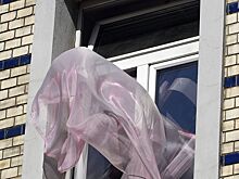 Подросток выпал из окна многоэтажки в российском городе