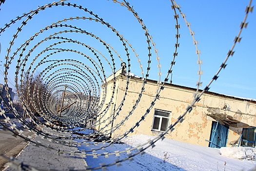 Проносивший зекам телефоны экс-сотрудник колонии осужден в Новосибирске