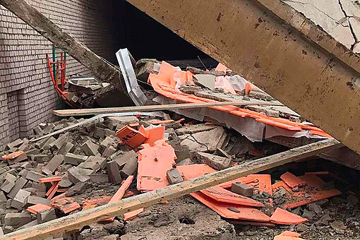 Стена жилого дома рухнула в центре Самары