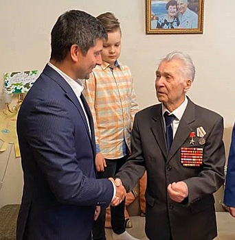 Юбилейную медаль «75 лет Победы» вручили одному из старейших жителей Лосиноостровского района Георгию Лазареву