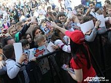 Сотни воронежцев выстроились в очередь за фото с актерами «Молодежки»