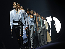 Дань уважения Карлу Лагерфельду и трансформации: какой вышла новая коллекция Fendi сезона осень — зима 2023/24