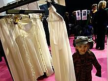 Дизайнеры сшили детям «растущую» одежду