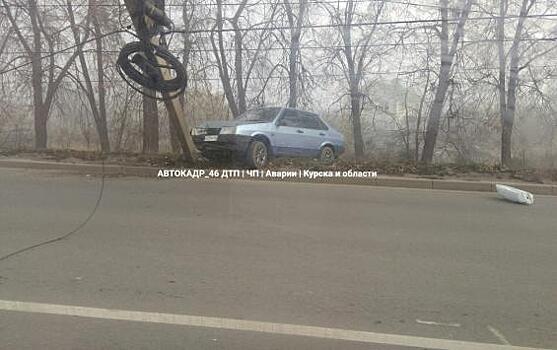 Легковой автомобиль в Курске повалил столб