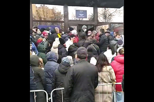 Гигантская очередь в отдел по вопросам миграции в Подмосковье попала на видео