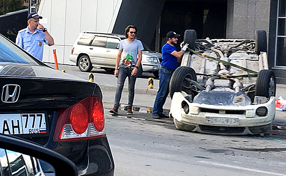 Subaru лег на крышу на улице Большевистской