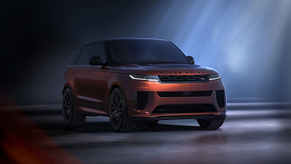 Флагманский внедорожник Range Rover Sport SV получил новую модификацию Carbon, отличительной чертой которой стало обширное использование углепластика. Из композита выполнен аэродинамический обвес и вставки в салоне. В качестве опции предложены 23-дюймовые карбоновые колёса в сочетании с карбон-керамическими тормозами. При этом 635-сильный 4,4-литровый V8 в сочетании с 8-ступенчатой автоматической коробкой передач и полным приводом остались неизменными.