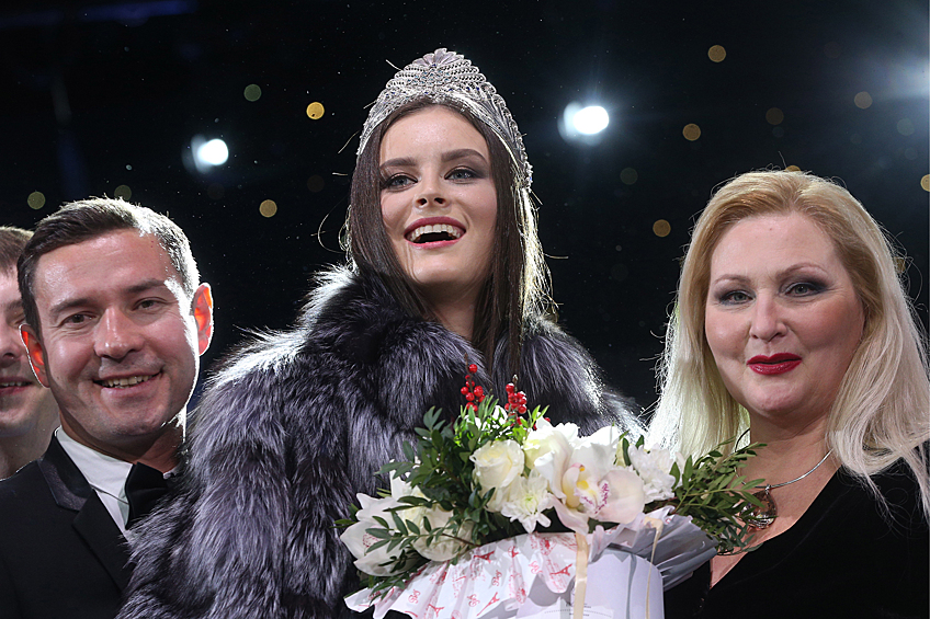 Победительница конкурса красоты "Мисс Татарстан-2017" Зульфия Шарафеева (в центре) во время церемонии награждения