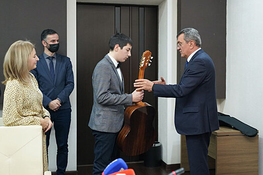 Глава Осетии Сергей Меняйло исполнил мечту школьника, подарив ему гитару