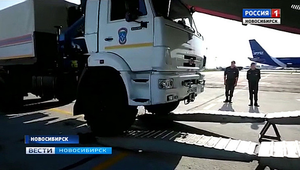 Новосибирские спасатели отправили в Хабаровск технику для сооружения защитных дамб