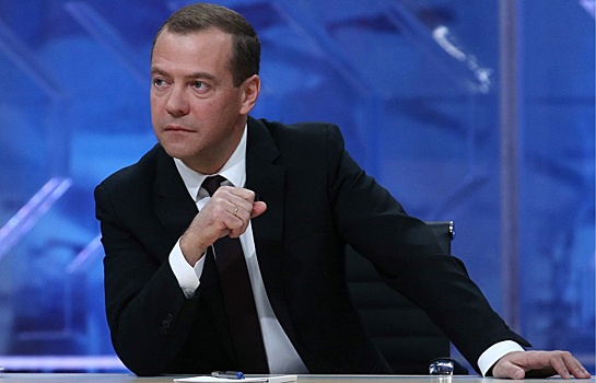 Медведев разрешил российским компаниям нанимать турок