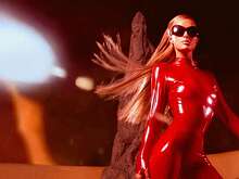 Певица Пэрис Хилтон снялась в образе Бритни Спирс в стиле 2000-х