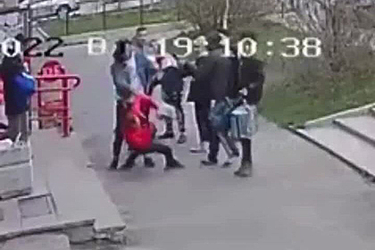 Российские подростки толпой жестоко избили мужчину и попали на видео