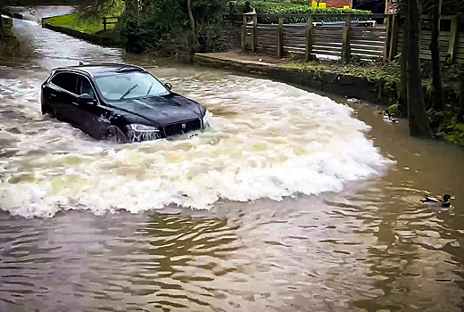 Водитель Jaguar F-Pace ради видео заехал в глубокую лужу. Но что-то пошло не так