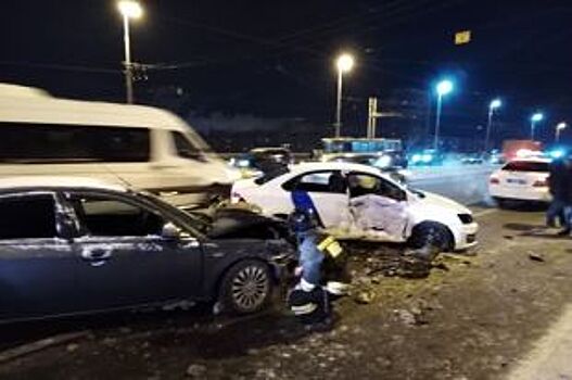 Серьезное ДТП на Володарском мосту: столкнулись три иномарки