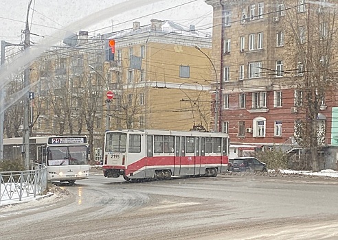 В Новосибирске трамвай сошел с рельсов у «Сан Сити»