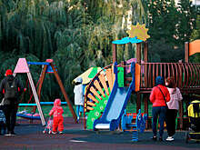 На видео попало, как воспитательница из Нижнекамска избивает ребенка на прогулке