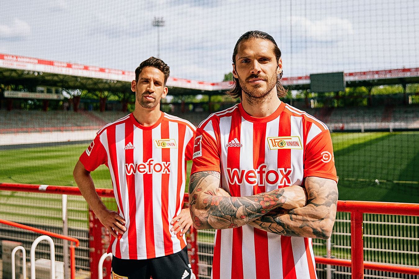 Гостевая форма унион берлин. Берлин, город. Футбольная форма унион берлин. Форм берлин. Форм берлин.