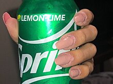 Потекший лак, барбершоп на дому и педикюр с салфетками: люди на карантине скучают по салонам красоты