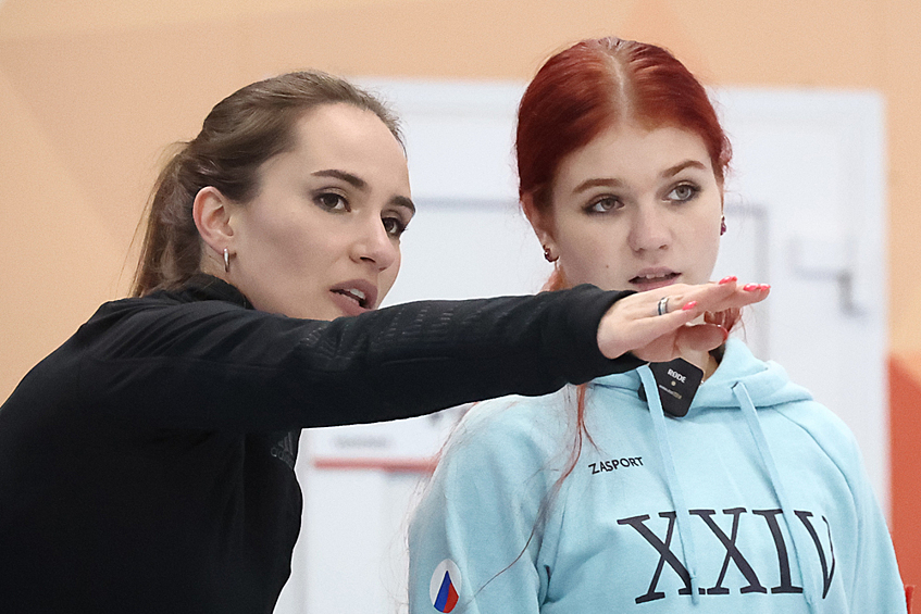 Керлингистка Анна Сидорова и фигуристка Александра Трусова во время мастер-класса по игре в керлинг в Московском керлинг-клубе