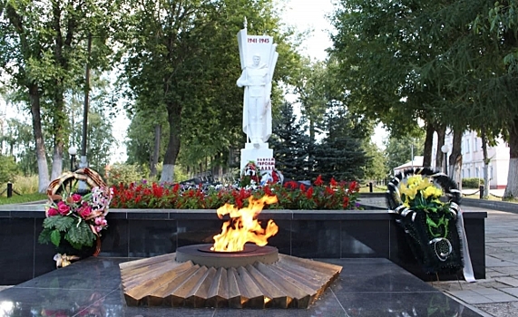 В Костромской области школьники забросали петардами мемориал Вечный огонь
