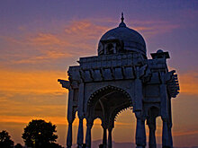 Подросток прославился умением поворачивать голову на 180°