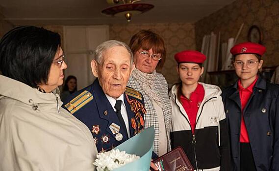 В Курске в Центральном округе с Днем России поздравили ветеранов