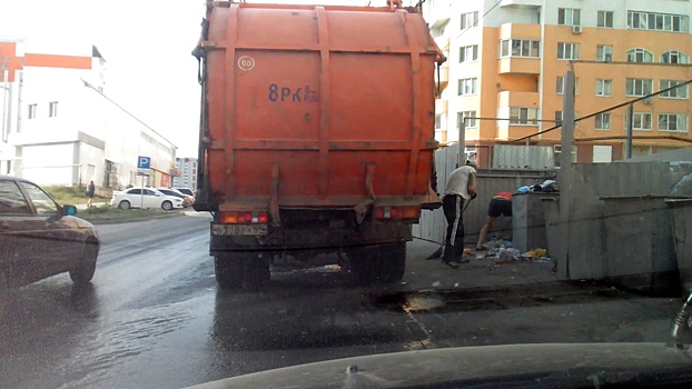 Саратовцы жалуются на вонючие лужи от мусоровозов