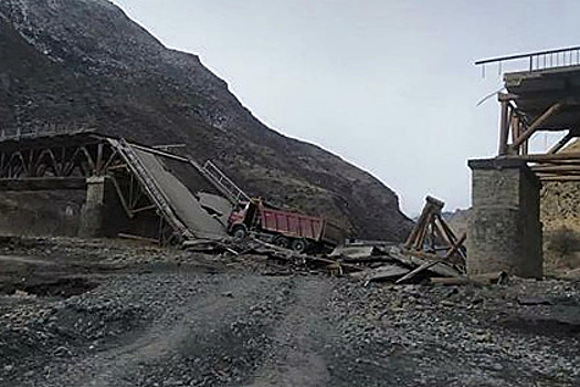 В Дагестане мост рухнул на грузовик
