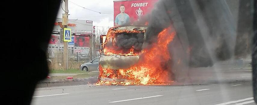 В Череповце сгорел микроавтобус на улице