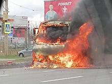 В Череповце сгорел микроавтобус на улице