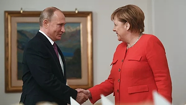 Меркель заявила Путину о благодарности за "руку примирения" после ВОВ